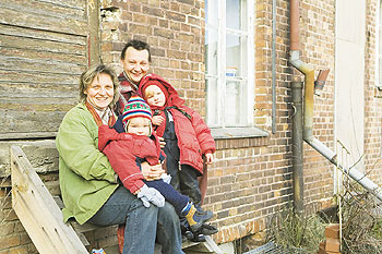 Eike, Michael und die Kinder Sina und Emil vor ihrem Wohnprojekt