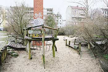 Spielplatz mit Holzklettergerüst im Gebiet Soldiner Straße