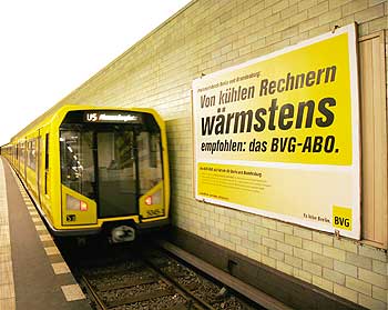 U-Bahnzug der BVG-Linie 6 bei Einfahrt in einen Bahnhof
