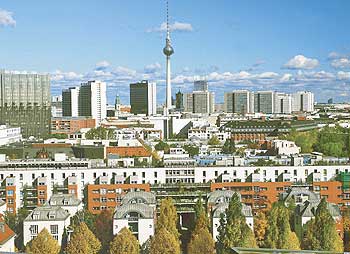 Blick über die Dächer Berlins mit dem Fernsehturm in der Mitte