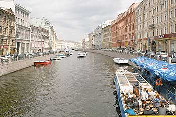 Gebäude rechts und links eines Flusses in St. Petersburg