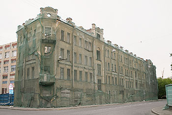 In Netzen verhüllter Altbau in St. Petersburg