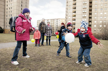 Spielende Kinder im Ernst-Thälmann-Park