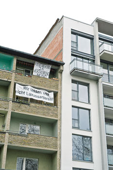 Protestplakate auf den Balkonen der Calvinstraße 21