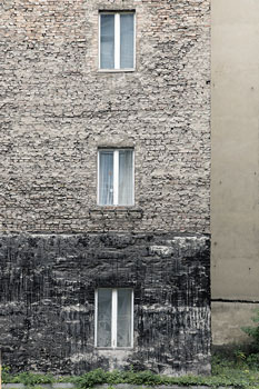 Unverputzte Gebäudefassade