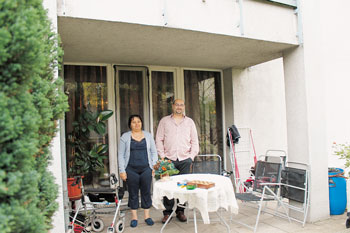 Familie Petrovic auf ihrer Terrasse