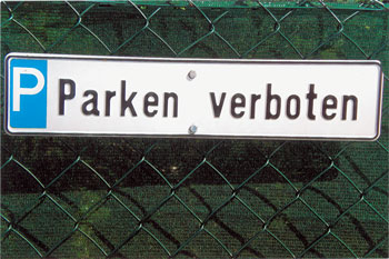 Parkschild mit der Aufschrift 'Parken verboten'