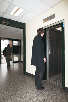 Eingang zum Degewo-Fahrstuhl mit Radio-Beschallung