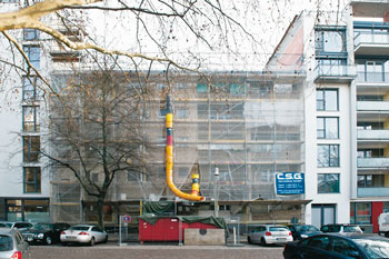 Mit Netz verhängtes Gebäude Calvinstraße 21