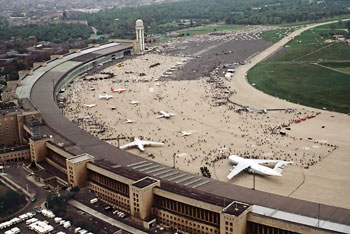 Luftaufnahme des Flughafengebäudes Tempelhof