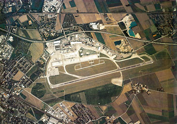 Luftaufnahme des Flughafens München-Riem 1991