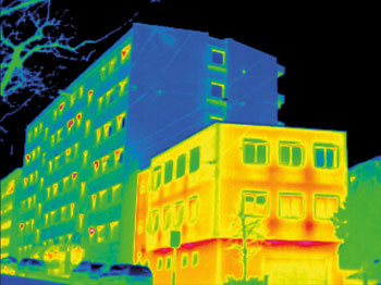 Thermografiebild eines Gebäudekomplexes