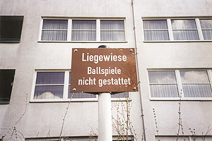 Schild mit Inschrift: Liegewiese, Ballspiele nicht gestattet