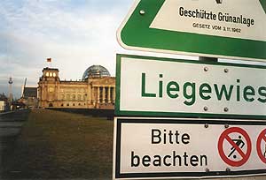 Platz der Republik mit Reichstagsgebäude, Schild mit der Aufschrift: Liegewiese und ein Schild mit der Aufschrift: Bitte beachten, Fußballspielen verboten