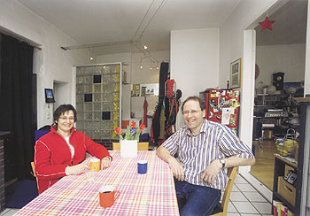 Sabine Bruno und Peter Siebolds glücklich lächelnd am Esstisch sitzend