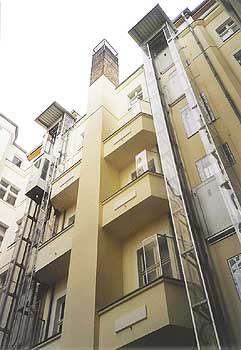 Fassade des Wohnhauses Winterfeldtstraße mit gläsernem Aufzug neben den Balkons