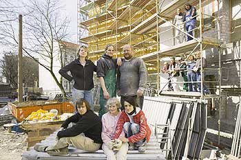 Bewohner auf der Baustelle des Generationenhauses 'Sonnenhaus' in Niederschöneweide