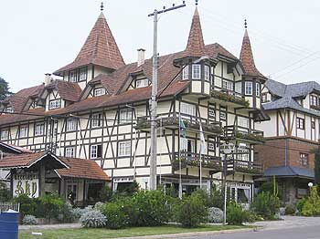 Deutsche Baukultur (hier: Fachwerkhaus mit spitzen Türmen)