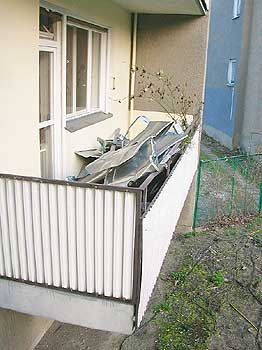 Balkon in der Friedrichshaller Straße in Schmargendorf, auf den eine Dachkantenabdeckung landete