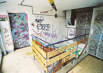 Mit Graffiti bemaltes Treppenhaus