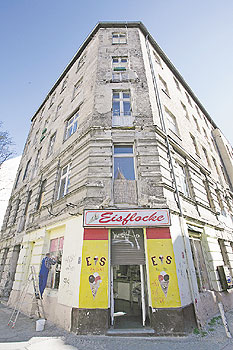Eckhaus mit stark beschädigter Fassade in der 'Roten Insel' in Schöneberg