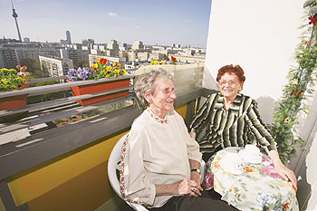 Senioren beim Kaffeetrinken auf dem Balkon