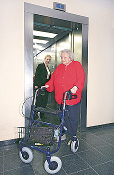 Seniorin mit Rollator im Seniorenhaus in der Singerstraße