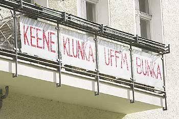 Transparent mit der Aufschrift 'Keene Klunka uff'm Bunka' auf dem Balkon von Anwohnern in der Fichtestraße