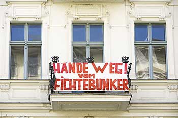 Transparent mit der Aufschrift 'Hände weg vom Fichtebunker' auf dem Balkon von Anwohnern in der Fichtestraße