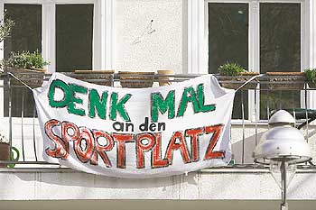 Transparent mit der Aufschrift 'Denk mal an den Sportplatz' auf dem Balkon von Anwohnern in der Fichtestraße
