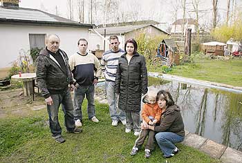 Opfer einer seelenlosen Bürokratie: Familie Schael aus Pankow auf ihrem Grundstück