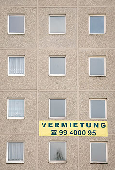Plattenbau mit Werbeplakat 'Vermietung': Leerstand vieler Wohnungen