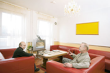 Gemeinschaftsraum im 'Haus Schöneweide', zwei Personen unterhalten sich