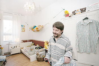 Nico Hermann mit seinen Stofftieren im 'Haus Schöneweide'