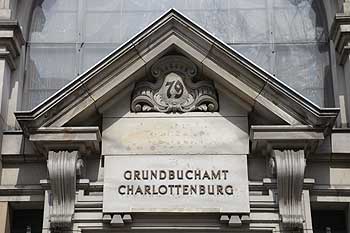 Portal des Grundbuchamtes Charlottenburg