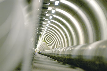 Fernwärmeleitung in einem beleuchteten Tunnel