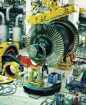 Turbine im Maschinenhaus des Kernkraftwerks Isar 2