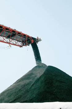 Ein Förderband transportiert Kohle auf eine große Halde