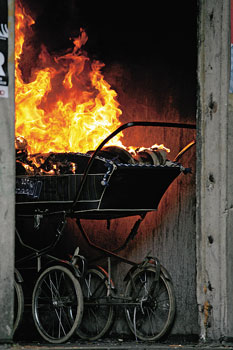 Brennender Kinderwagen im Treppenhaus eines Wohnhauses