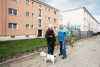 Ältere Mieter vor den sanierten Gebäuden im Schwendyweg