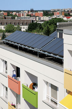 Solarthermische Anlagen auf dem Dach eines sanierten Gebäudes