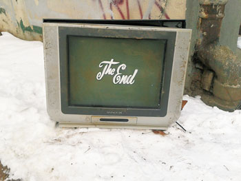 Defekter Fernseher im Schnee, auf dem Bildschirm steht 'The End'