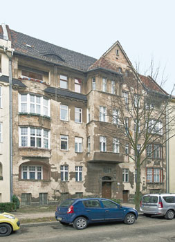 Mietshaus in Pankow mit bröckelnder Putzfassade