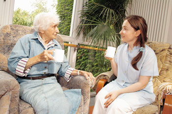 Seniorin und Pflegerin bei der Kaffeepause