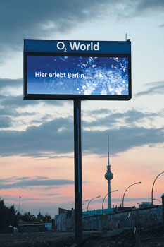 Werbetafel, im Hintergrund der Fernsehturm