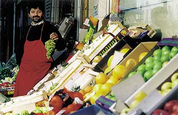Türkischer Gemüsehändler in Prenzlauer Berg: Die Migranten sind Berlins aktivste Existenzgründer