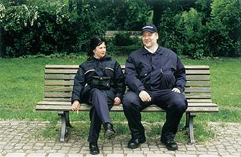 Die neuen Kiez-Cops sitzen auf Bank