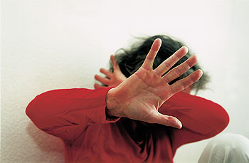 Gewalt in der Familie: Person hält schützend die Hände vor das Gesicht