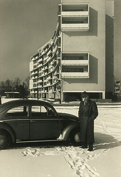 Harri Firchau, 1957 vor dem Gropiushaus