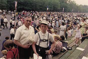 Mit Sohn Harald auf einer Alliiertenparade in den 60er Jahren am Tiergartenrand